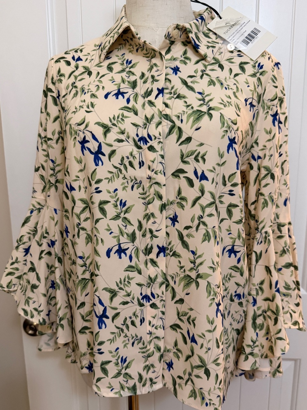 Tuckernuck Cream Button Top with F Blue & Green Floral Green Blue NWT Sz Small